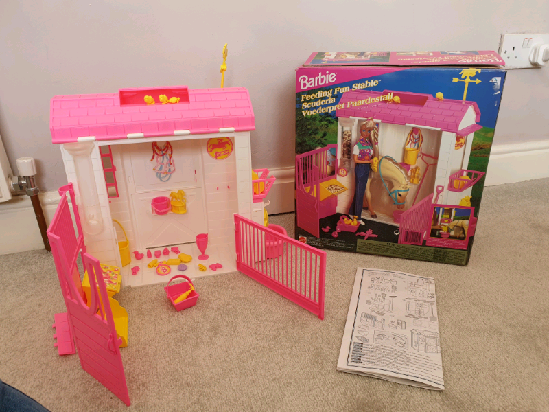 barbie feeding fun stable